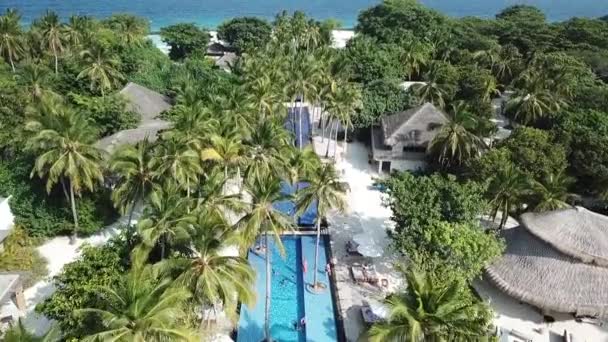 El avión no tripulado aéreo escénico vuela sobre el tiro por encima de la isla tropical de Maldivas, — Vídeo de stock