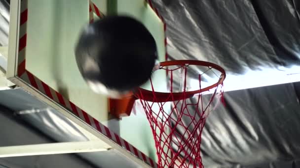 Medicine Ball frappe à l'arrière du panier de basket dans la salle de gym — Video