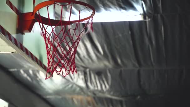 Gros plan du panier de basket dans la salle de gym Crossfit — Video