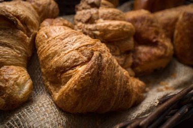 Kenevir kumaşında kruvasan yapılmış.