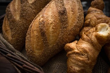 Taze rustik ev yapımı susam tohumu somun ekmek kenevir kumaş üzerine