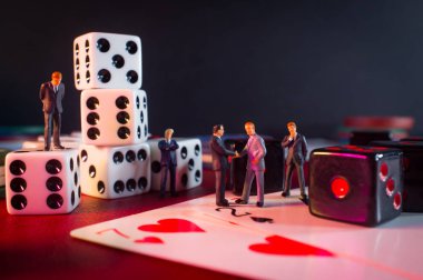 Minyatür işadamları figürler casino kumar kart oyunu masa üzerinde bir anlaşma yapma