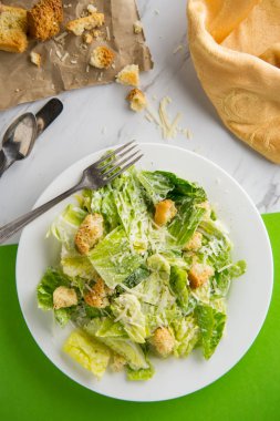 Taze organik Sezar salatası ciabatta kruton ve parmesan peyniri ile