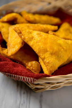 Hasır sepet içinde Çin peynir wontons meze restoranda servis