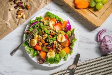 Yaz organik meyve salatası, muzlu çilek, üzümlü ve balzamik sirkeli.