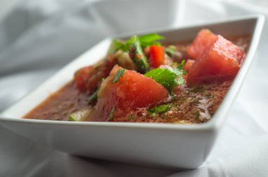 Taze İspanya mutfağı gazpacho salatalık ve karpuz ile servis