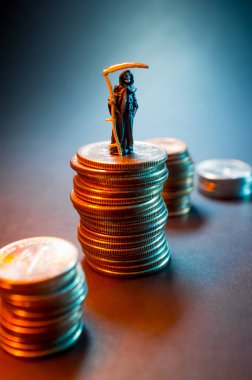 Azrail para kötülüğü simgeleyen para yığını ile