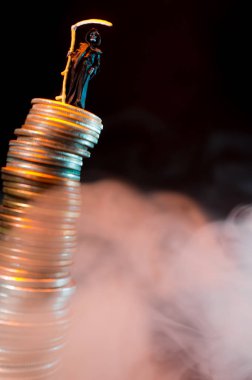 Azrail para kötülüğü simgeleyen para yığını ile