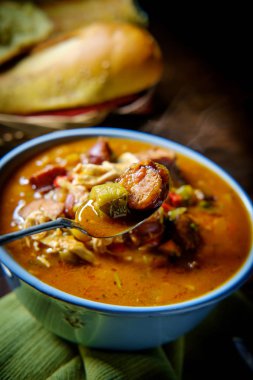 Baharatlı New Orleans tavuk ve falan sosis bamya taze ekmek ile