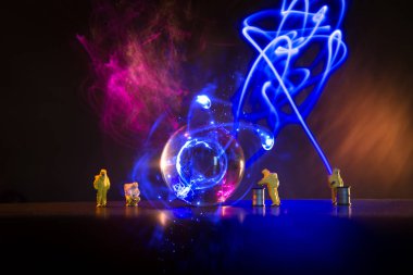 Minyatür tehlikeli madde ekibi incelemek radyoaktif atomik parçacık