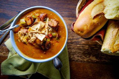 Baharatlı New Orleans tavuk ve falan sosis bamya taze ekmek ile