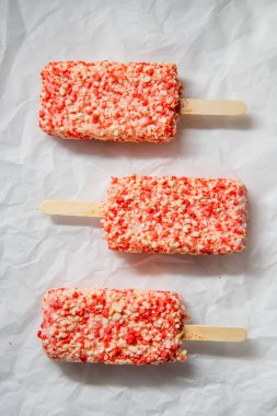 Çilekli kek kek çatlar dondurma çubuklarıyla