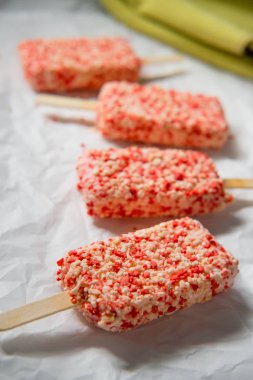 Çilekli kek kek çatlar dondurma çubuklarıyla