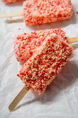 Çilekli kek kek çatlar dondurma çubuklarıyla