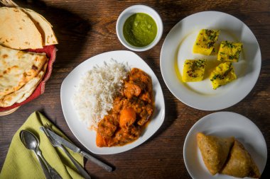 Birkaç meze ve naan ekmek Hint kuzu vindaloo akşam yemeği