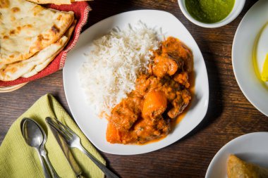Birkaç meze ve naan ekmek Hint kuzu vindaloo akşam yemeği