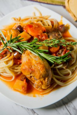 İtalyan tavuğu Cacciatore avcı yahnisi, makarna ve kabuklu ekmek.