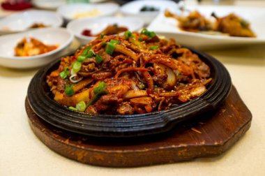Kore stirfried Jaeyook Bokkeum karıştırın kızarmış domuz eti omuz scallions ve firma tofu