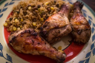 Jamaika jerk tavuk budu Mısır ve fasulye pilav ile