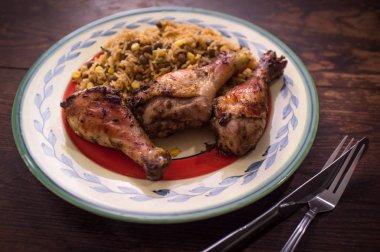 Jamaika jerk tavuk budu Mısır ve fasulye pilav ile