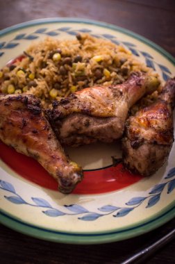 Jamaika jerk tavuk budu Mısır ve fasulye pilav ile