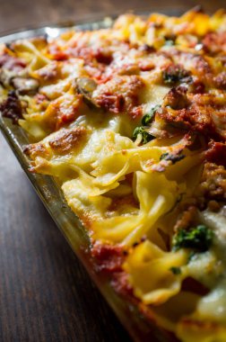Papyon makarna lazanya güveç marinara soslu sosis mantar ve ıspanak
