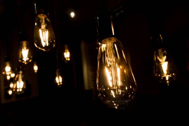 Karanlık odada dekoratif antika edison tarzı Işık Ampüller