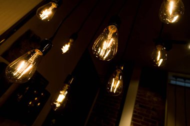 Karanlık odada dekoratif antika edison tarzı Işık Ampüller