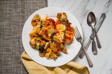 Papyon makarna lazanya marinara soslu sosis mantar ve ıspanak