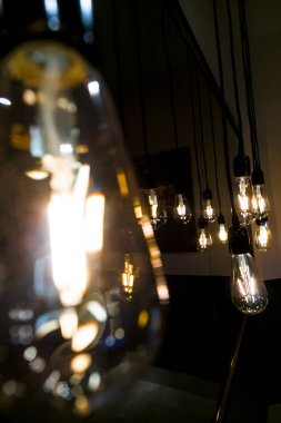 Karanlık odada dekoratif antika edison tarzı Işık Ampüller