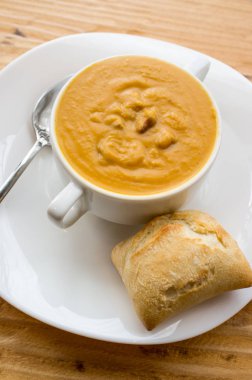 Taze taze Fas baharatlı bezelye çorbası ve sosis.