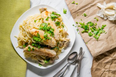 İtalyan spagetti üzerinde krem sarımsak mantar peynir soslu ızgara tavuk
