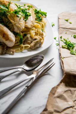 İtalyan spagetti üzerinde krem sarımsak mantar peynir soslu ızgara tavuk