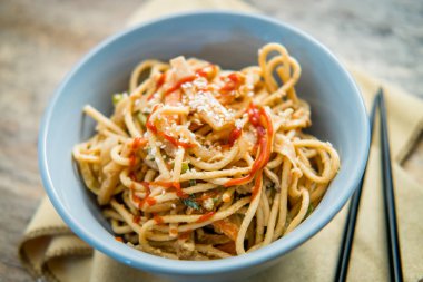 Baharatlı Tay sebze fıstık ezmesi lo mein erişte susam ile