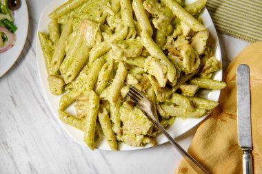 Kremalı pesto İtalyan penne makarna ile ızgara tavuk