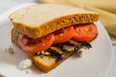 Keçi peyniri ve pesto ile Portobello mantar sandviç