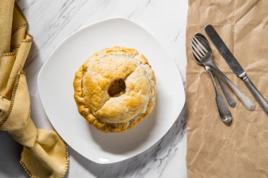 Lezzetli ev yapımı biftek ipucu et Paçanga böreği