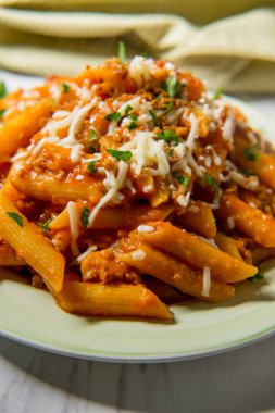 Penne İtalyan ragu alla Bolognese sosu ile rendelenmiş mozzarella ve kızarmış sarımsak ekmek kırıntısı