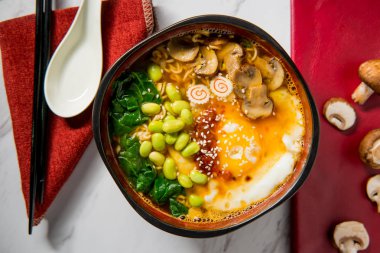 Baharatlı edamame ve narutomaki spiral ramen çorbası ve yağda yumurta.