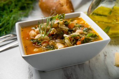 Köylü çorbası rezene ile İtalyan Tuscan Ribollita ekmek ve cannellini fasulye