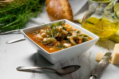 Köylü çorbası rezene ile İtalyan Tuscan Ribollita ekmek ve cannellini fasulye