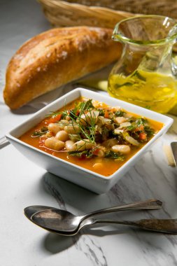 Köylü çorbası rezene ile İtalyan Tuscan Ribollita ekmek ve cannellini fasulye
