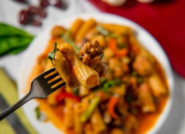 Rigatoni alla zingara İtalyan Pembe Votka sos sosis mantar ve kiraz biber
