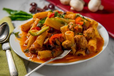 Rigatoni alla zingara İtalyan Pembe Votka sos sosis mantar ve kiraz biber