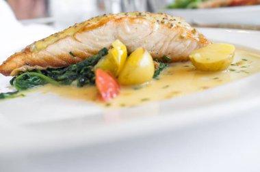 Dijon hardal Somon Balık patates, beyaz şarap soslu ile pişmiş