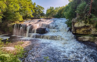 Güzel yaz şelale peyzaj canlı Hdr renkler ile