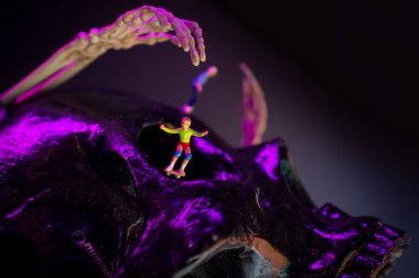 Kaykay figürler dev canavar iskelet silah kaçmasına