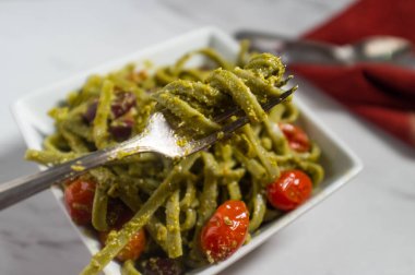 Kremalı pesto soslu yeşil ıspanak linguini fasulye ve üzüm domatesleri.