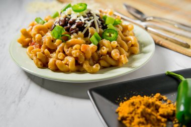 Süslü taco makarna ve fasulye jalapenos ve beyaz çedar peyniri