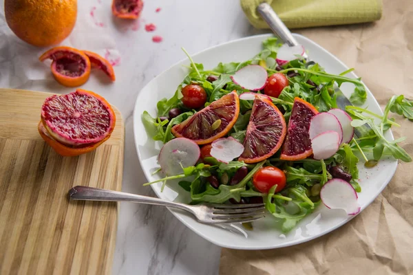 Gezonde Salade Van Rucola Tomaat Met Rood Bloed Oranje Segmenten — Stockfoto